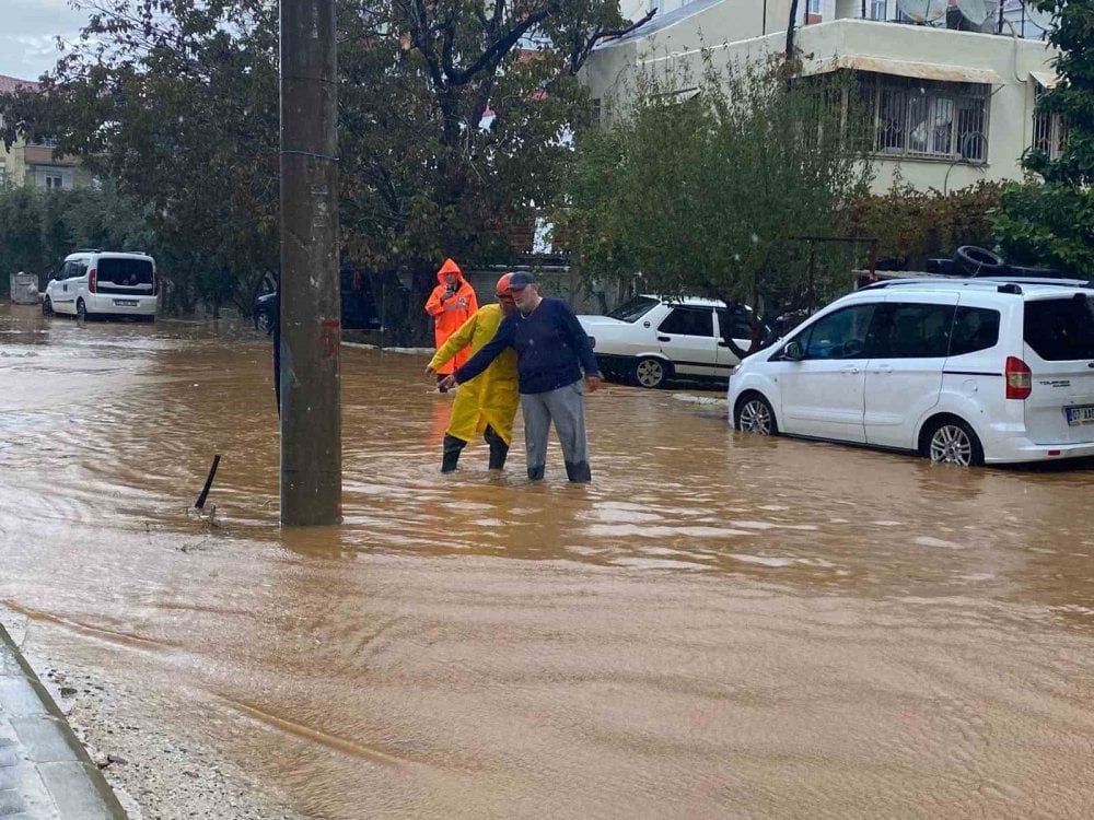 Sağanak sonrası evde mahsur kalan yaşlı adam ile kızı ve oğlu kurtarıldı