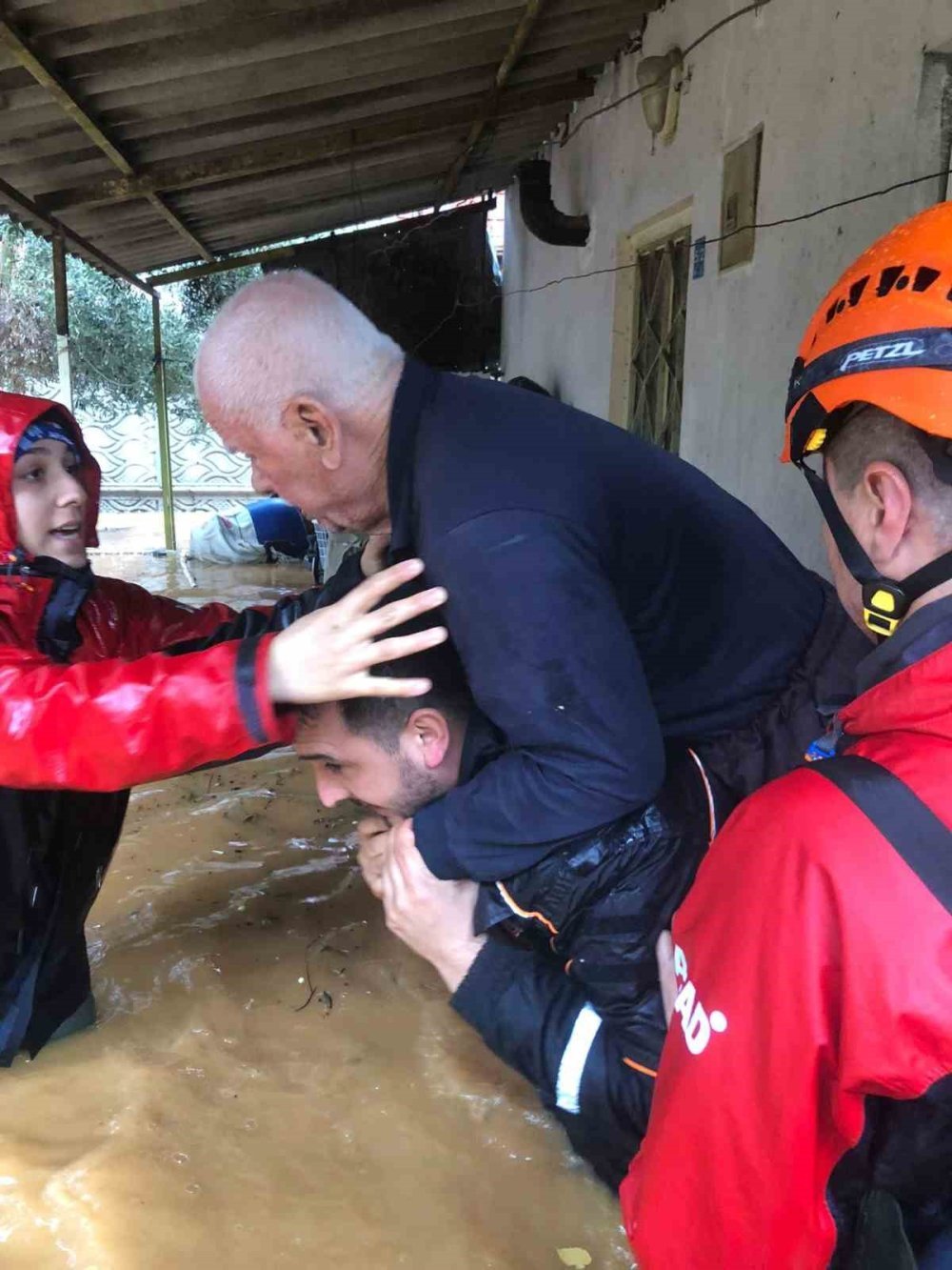 Sağanak sonrası evde mahsur kalan yaşlı adam ile kızı ve oğlu kurtarıldı