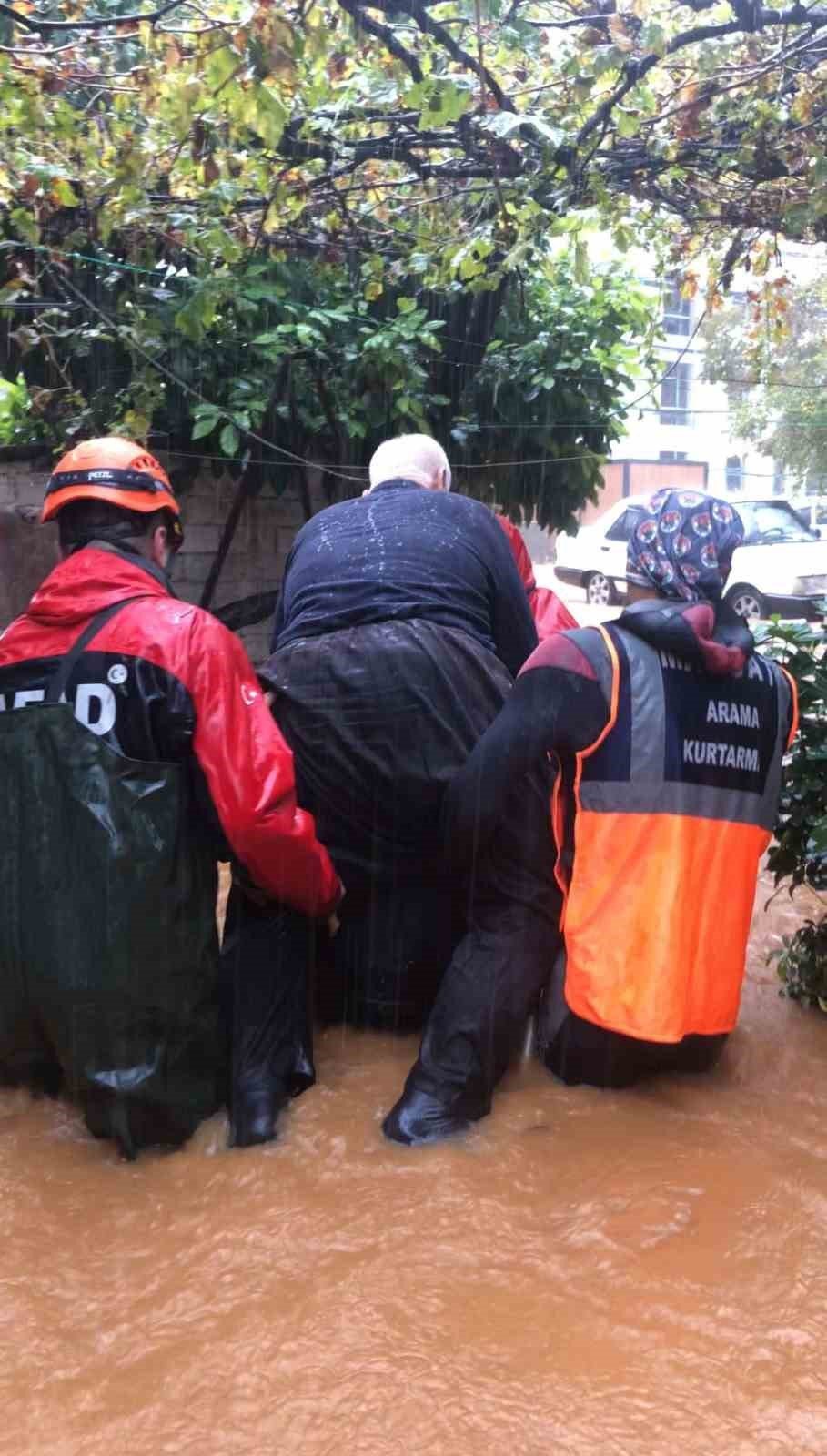 Sağanak sonrası evde mahsur kalan yaşlı adam ile kızı ve oğlu kurtarıldı