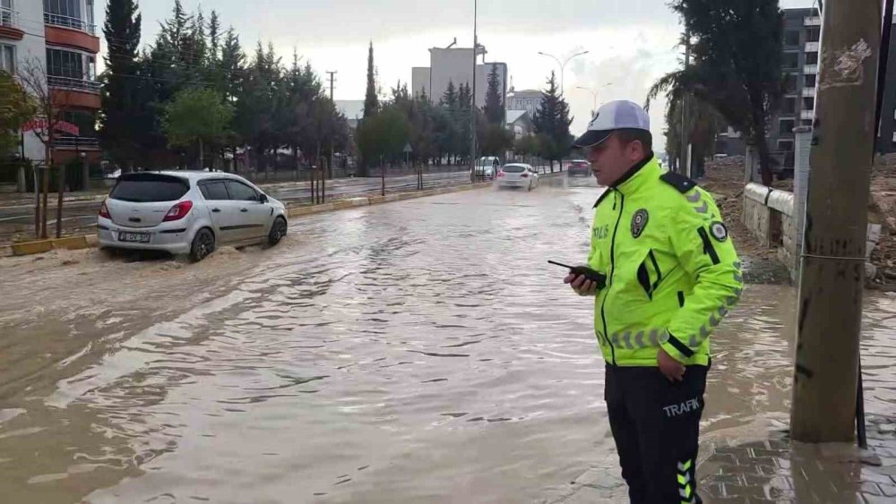 Adıyaman’da yağan yağmur mazgalları tıkadı