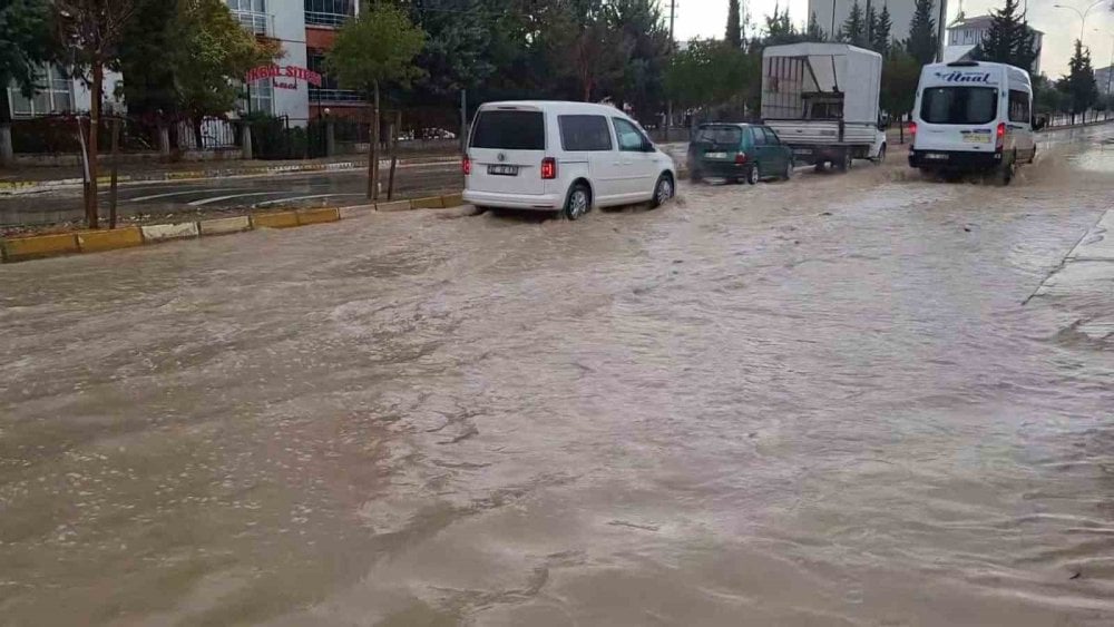 Adıyaman’da yağan yağmur mazgalları tıkadı