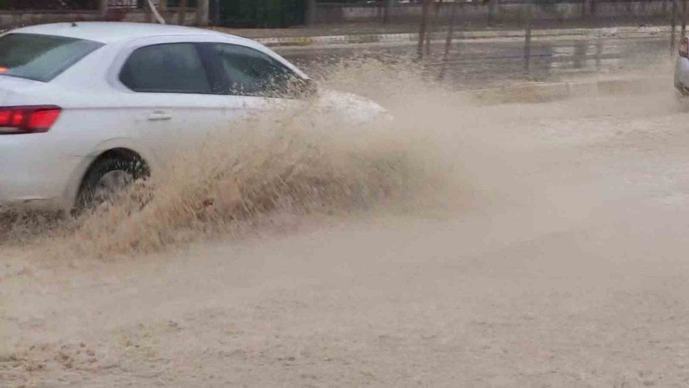 Adıyaman’da yağan yağmur mazgalları tıkadı