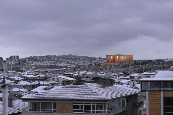 ankarada-kar-yagisi-her-yeri-beyaza-burudu-anitkabirden-muhtesem-fotograf-yenicag-1.jpg