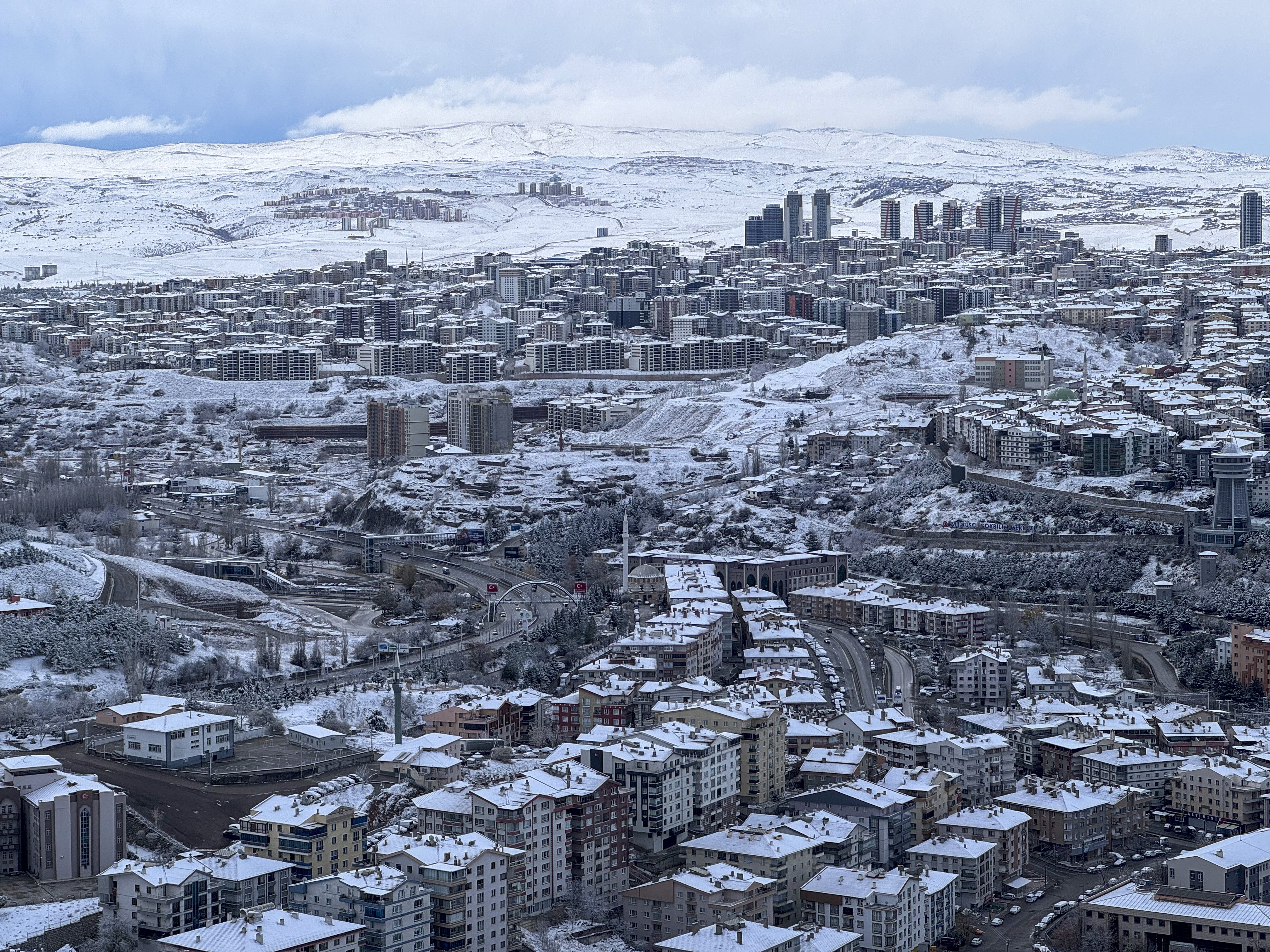 ankarada-kar-yagisi-her-yeri-beyaza-burudu-anitkabirden-muhtesem-fotograf-yenicag-31.jpg