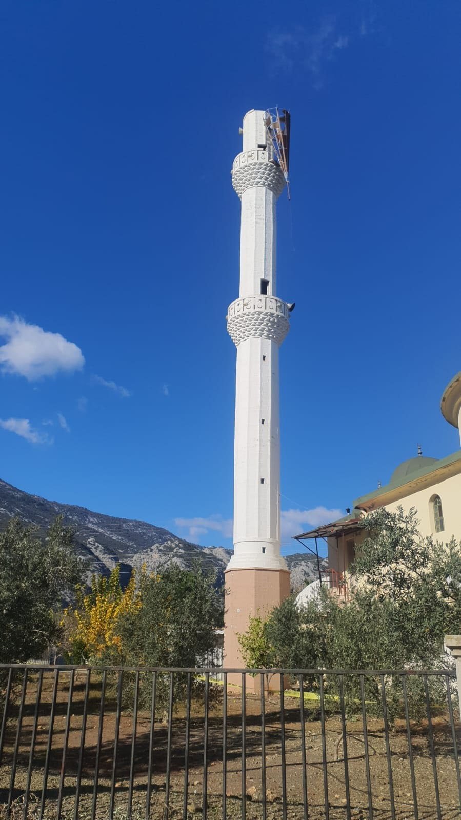 Antalya’da kuvvetli fırtına minarenin külahı devrildi, seralar zarar gördü