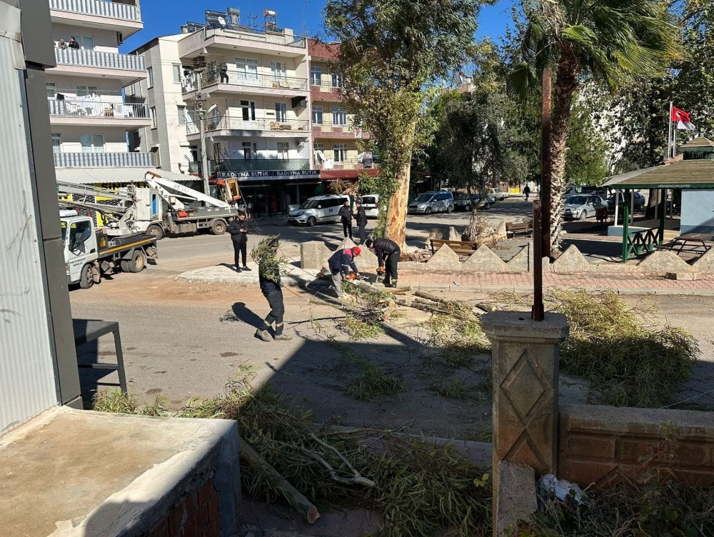 Antalya’da kuvvetli fırtına minarenin külahı devrildi, seralar zarar gördü