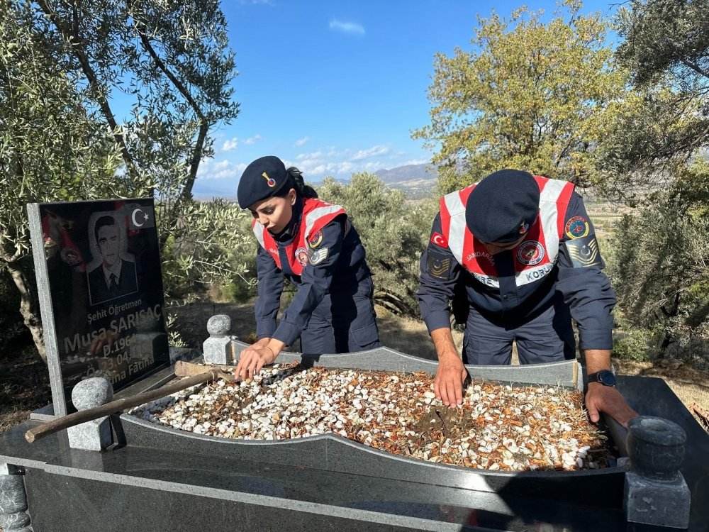 Aydın jandarması şehit öğretmen Sarısaç’ın kabrini ziyaret etti