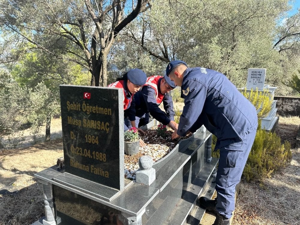 Aydın jandarması şehit öğretmen Sarısaç’ın kabrini ziyaret etti