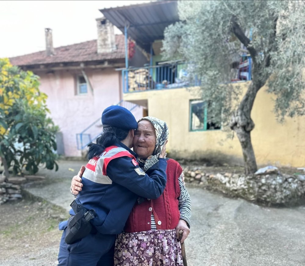 Aydın jandarması şehit öğretmen Sarısaç’ın kabrini ziyaret etti