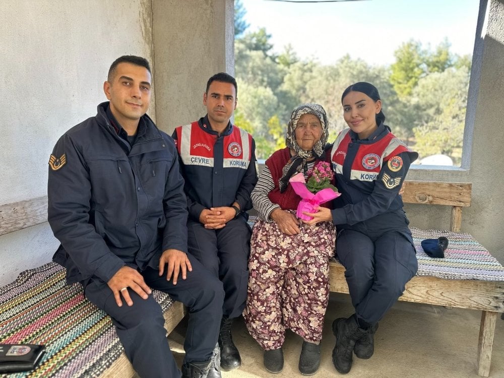 Aydın jandarması şehit öğretmen Sarısaç’ın kabrini ziyaret etti