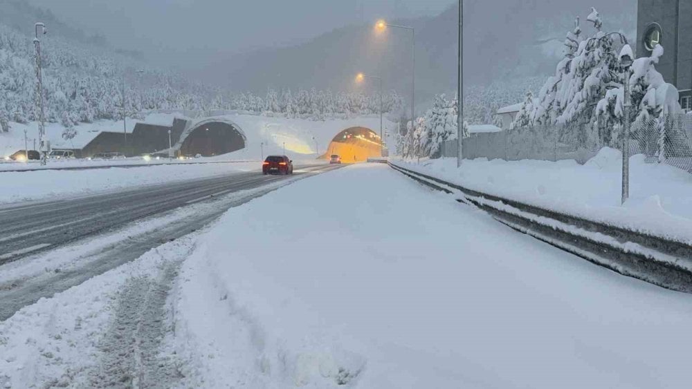 Bolu Dağı Tüneli ulaşımına yeniden açıldı: Kar yağışı devam ediyor