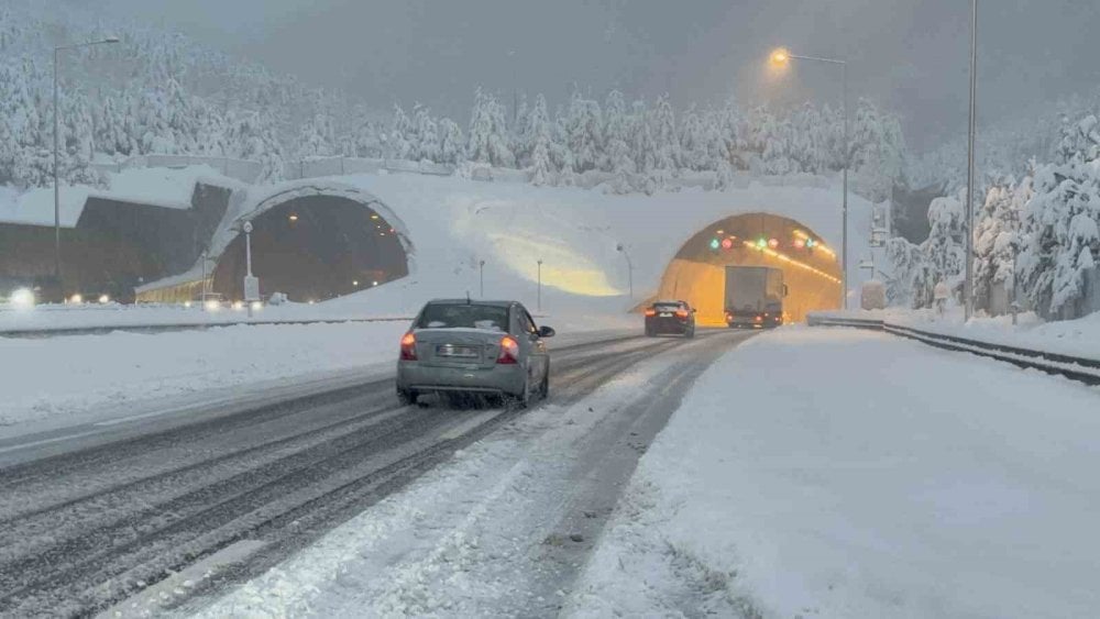 Bolu Dağı Tüneli ulaşımına yeniden açıldı: Kar yağışı devam ediyor