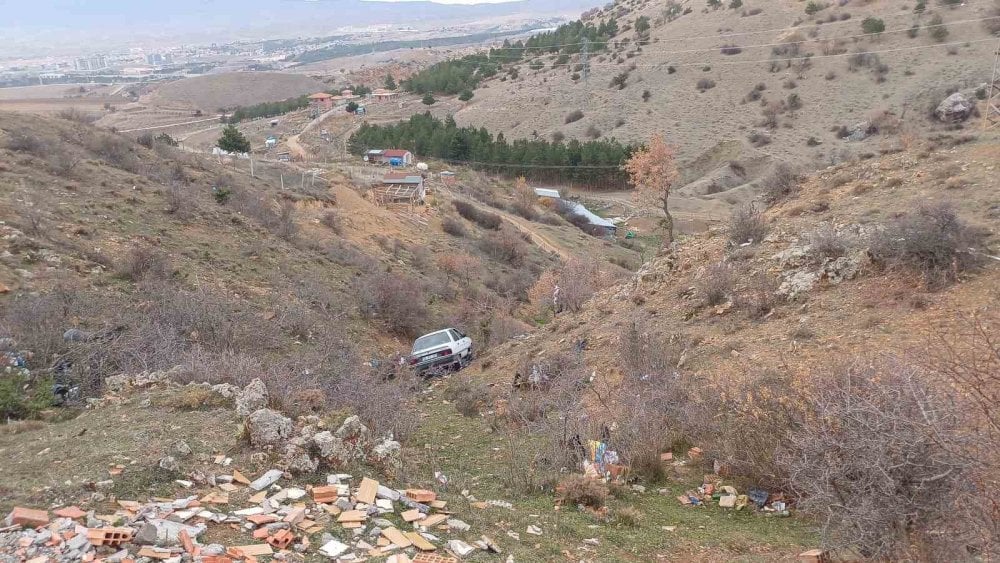 Çorum'da feci kaza: Otomobili ile şarampole uçan sürücü yaralandı