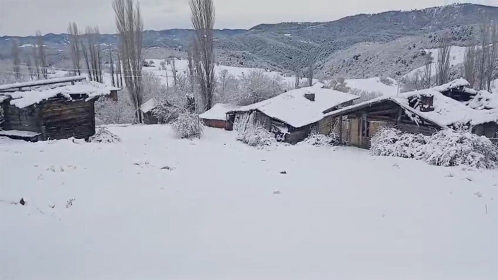 Çorum’da kar yağışı köyleri beyaza bürüdü! Kar kalınlığı 30 santimetreye ulaştı