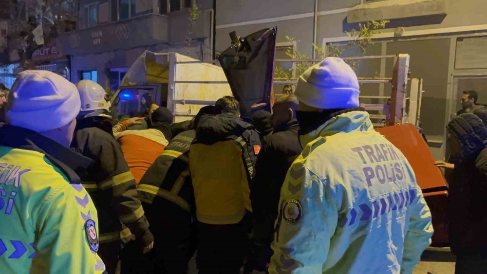 Edirne’de gece yarısı korkutan kaza: Sürücü sıkıştığı yerden güçlükle kurtarıldı