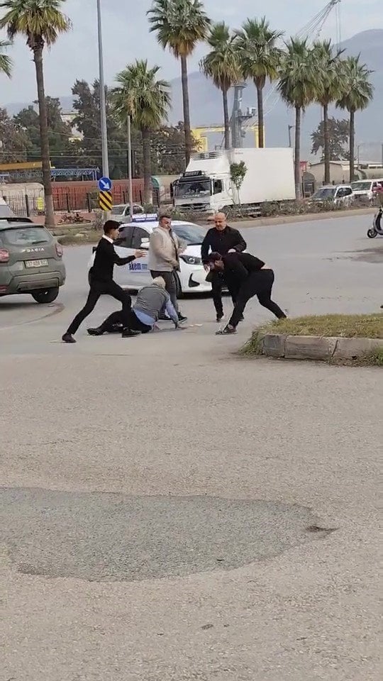 Hatay'da Trafikte kavga: Öfkeli sürücü şoförün üzerinde süpürgeyi kırdı