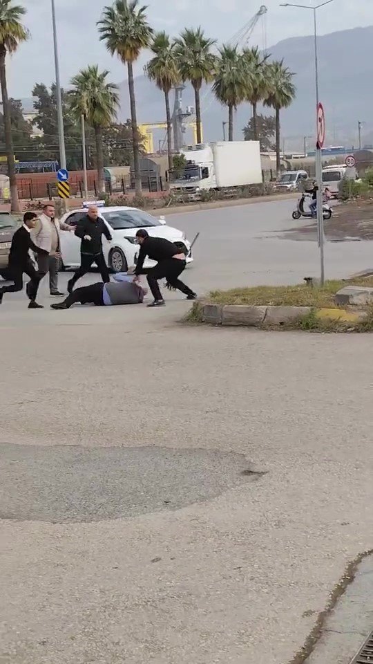 Hatay'da Trafikte kavga: Öfkeli sürücü şoförün üzerinde süpürgeyi kırdı