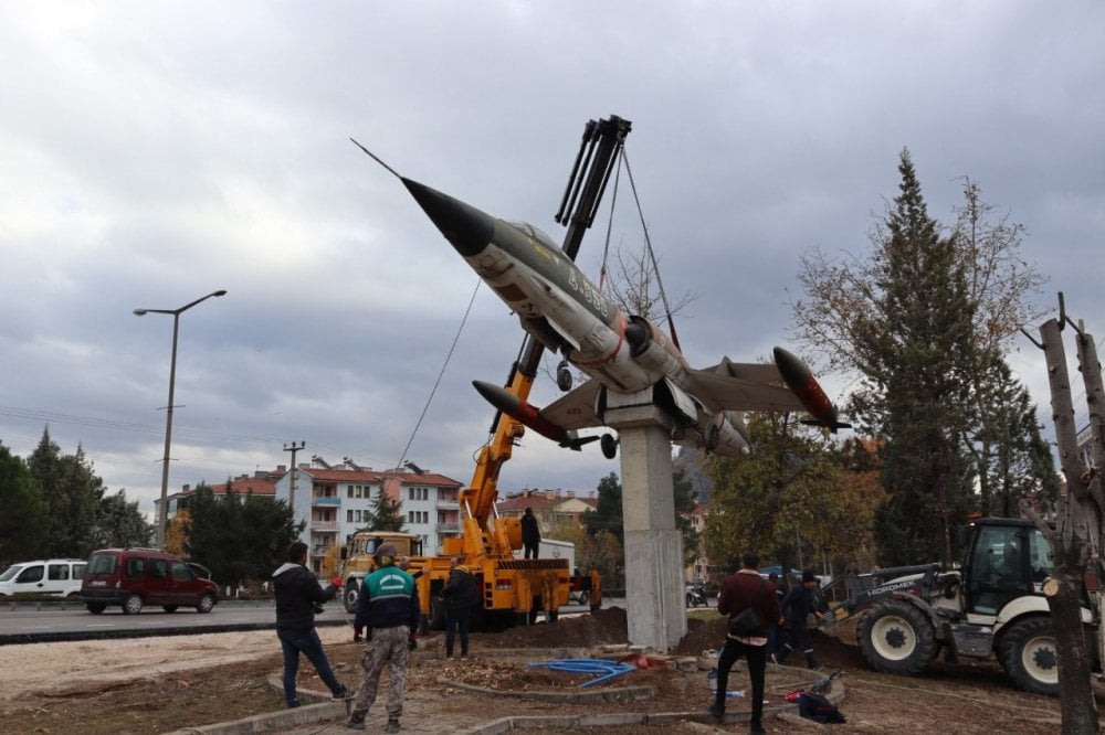 İlçenin simgesi haline gelen savaş uçağı taşındı