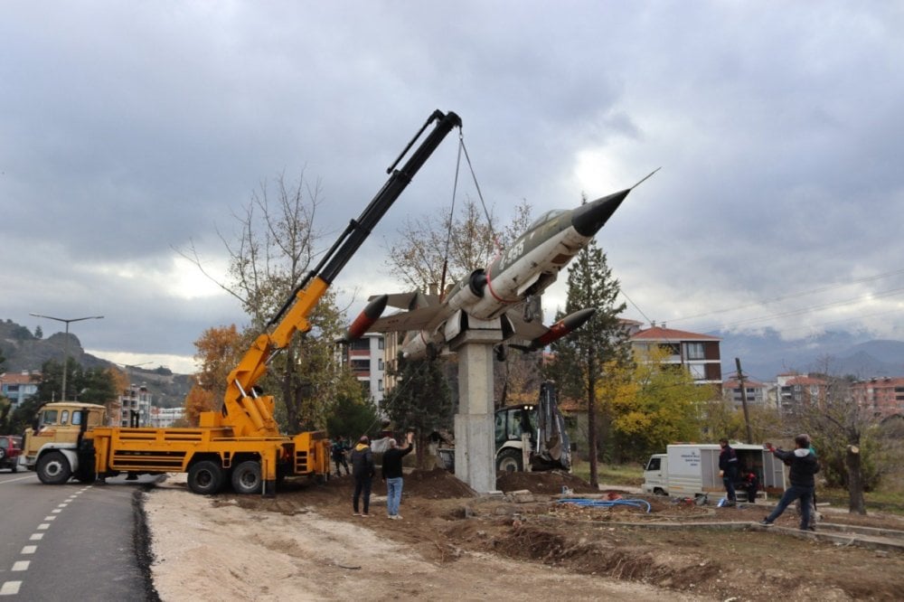 İlçenin simgesi haline gelen savaş uçağı taşındı