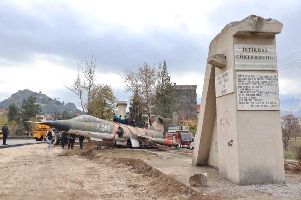 İlçenin simgesi haline gelen savaş uçağı taşındı