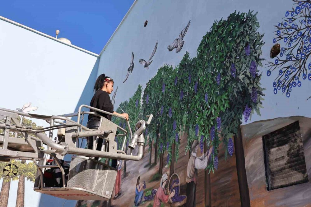 İtfaiye aracı üzerine çizdiği resmi 21 günde bitirdi