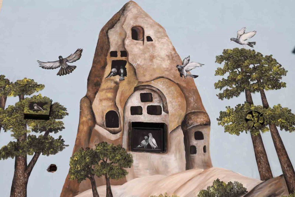 İtfaiye aracı üzerine çizdiği resmi 21 günde bitirdi