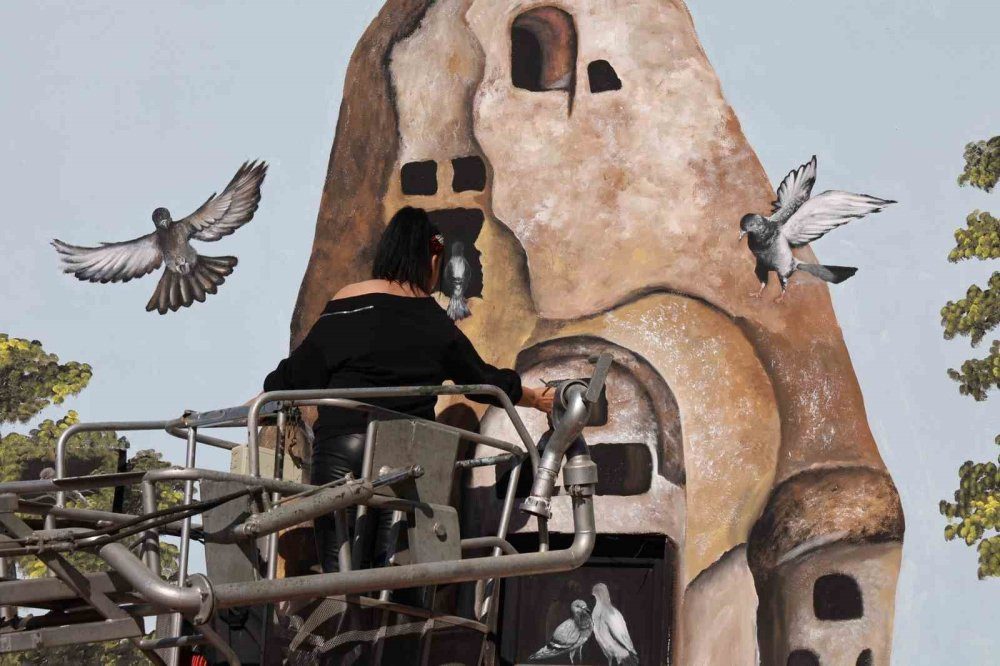 İtfaiye aracı üzerine çizdiği resmi 21 günde bitirdi