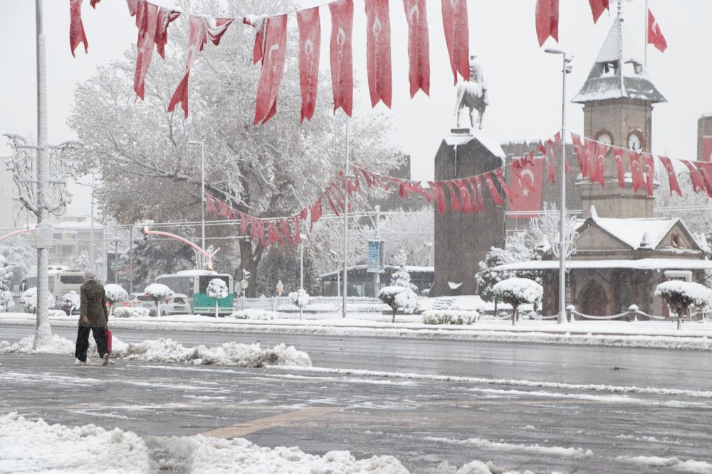 Kayseri kent merkezi, beyaz örtüyle kaplandı