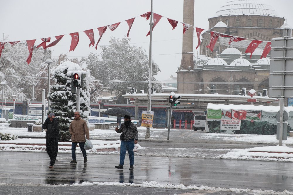 Kayseri kent merkezi, beyaz örtüyle kaplandı