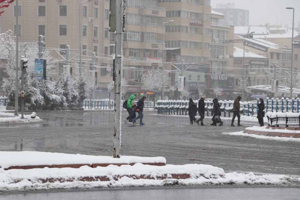 Kayseri kent merkezi, beyaz örtüyle kaplandı