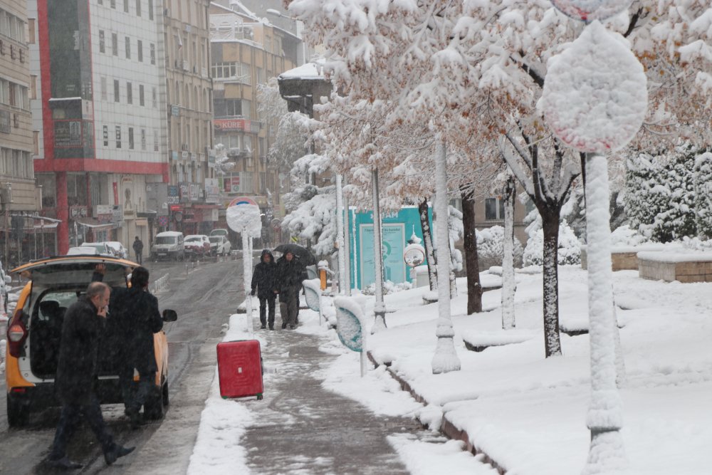 Kayseri kent merkezi, beyaz örtüyle kaplandı