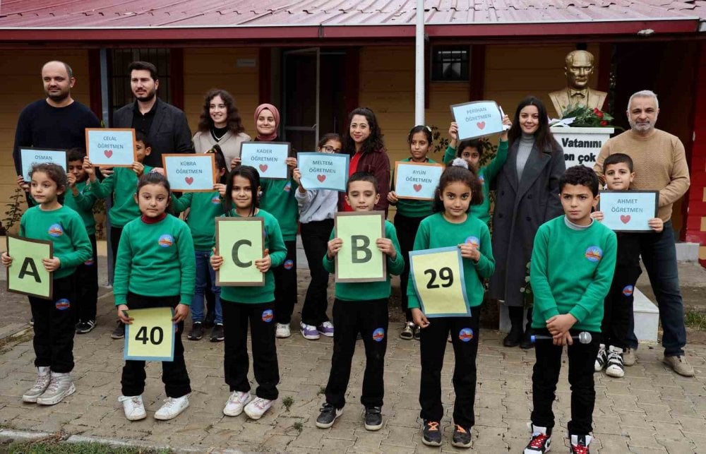 Köy okulunun fedakar öğretmenlerine öğrencilerinden ince sürpriz