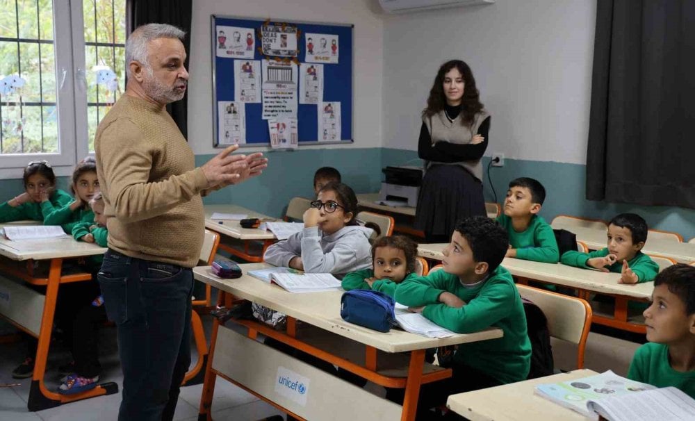 Köy okulunun fedakar öğretmenlerine öğrencilerinden ince sürpriz