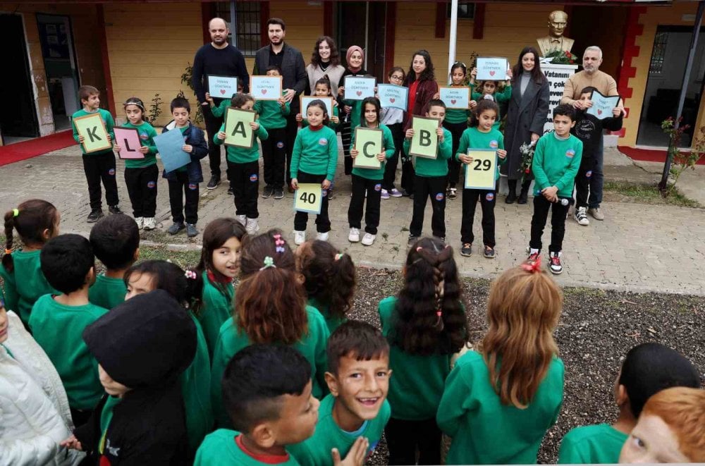 Köy okulunun fedakar öğretmenlerine öğrencilerinden ince sürpriz