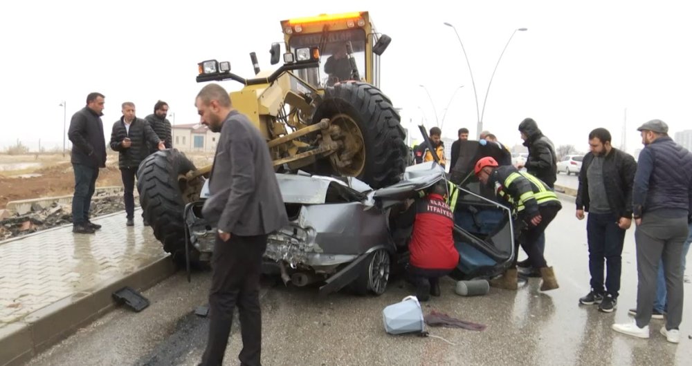 Otomobil, greyderin altına girdi: Bir kişi hayatını kaybetti