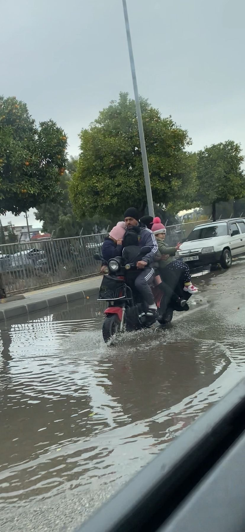 3’ü çocuk 6 kişinin motosiklette tehlikeli yolculuğu