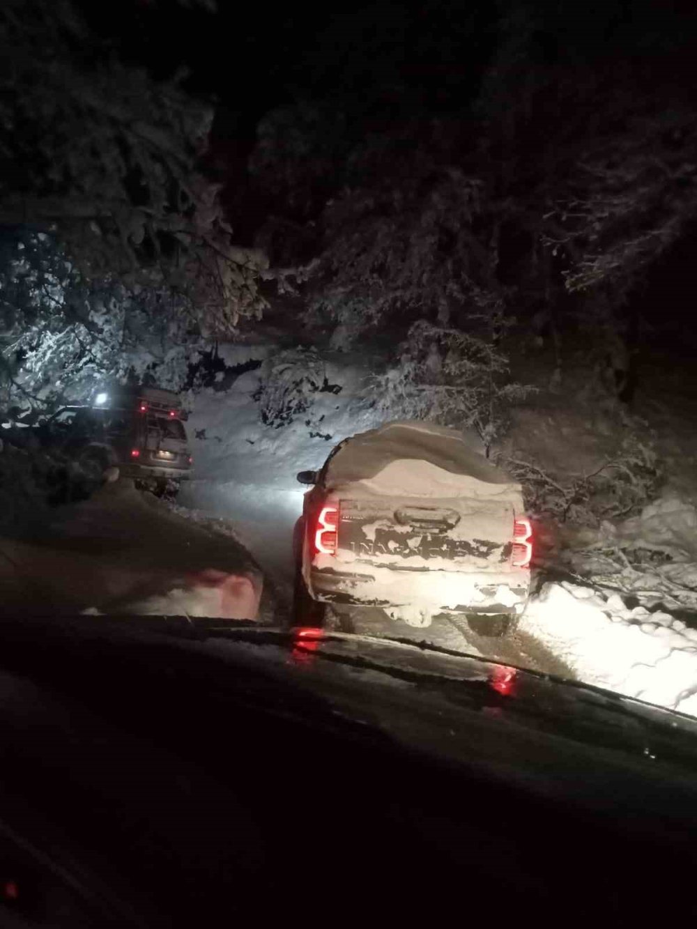 Bolu’da kar kalınlığı 1,5 metre ulaştı: Yayla 12 kişi mahsur kaldı