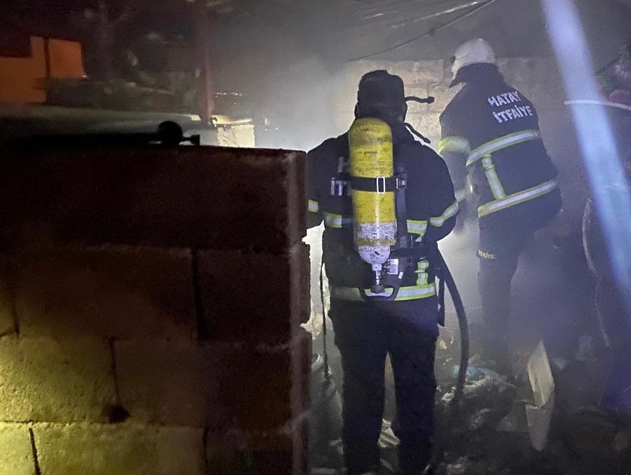 Hatay'da evin odunluğu yandı