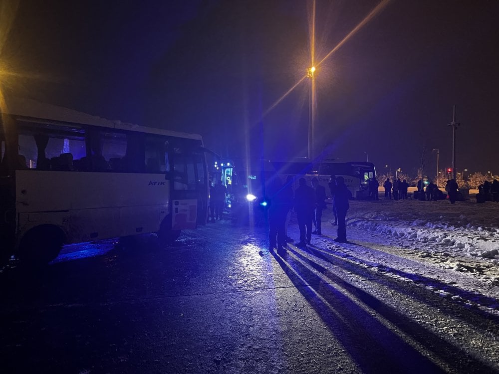 Kayseri'de servis midibüsü ile yolcu otobüsü çarpıştı: 17 kişi yaralandı