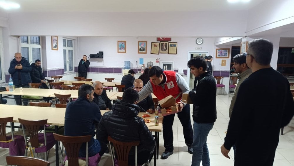 Kızılay, karda yollarda kalanlara yardım elini uzattı