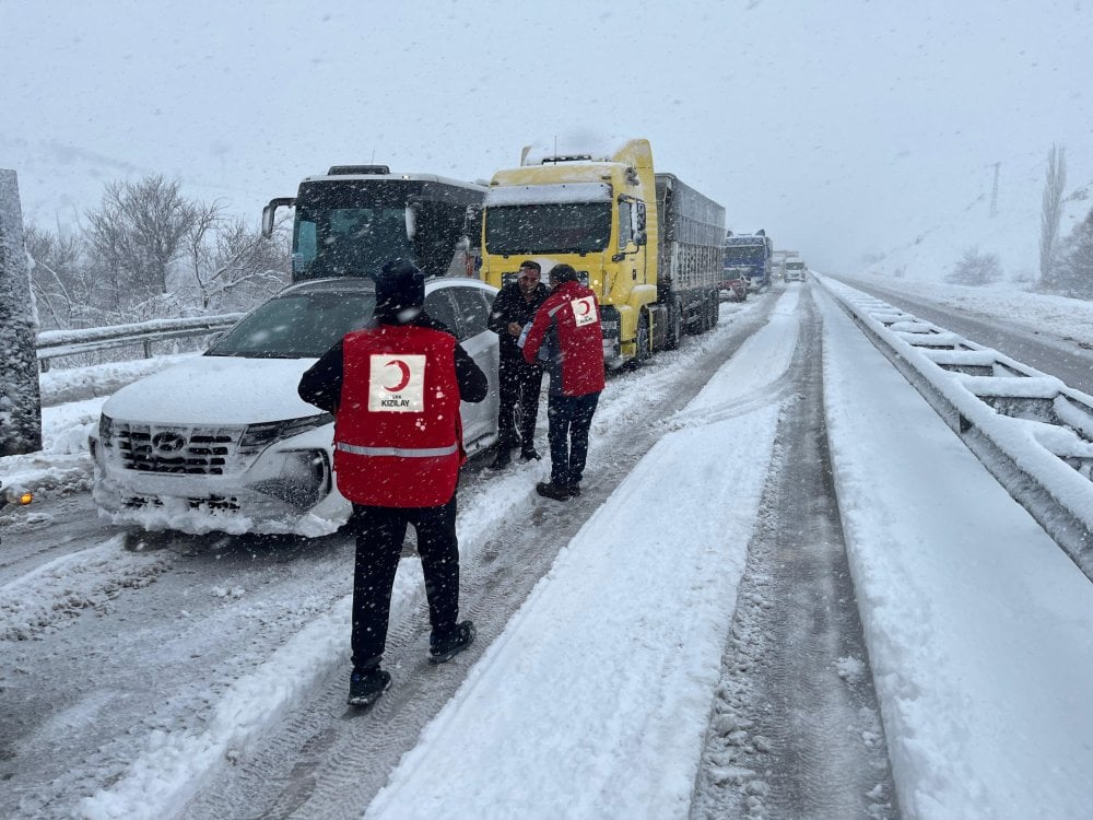 Kızılay, karda yollarda kalanlara yardım elini uzattı