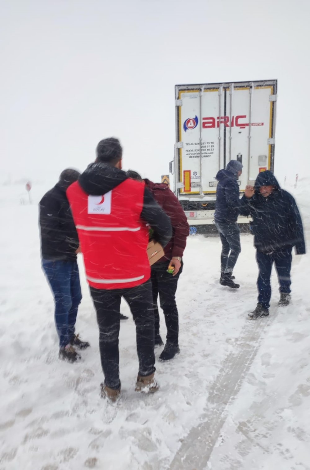 Kızılay, karda yollarda kalanlara yardım elini uzattı