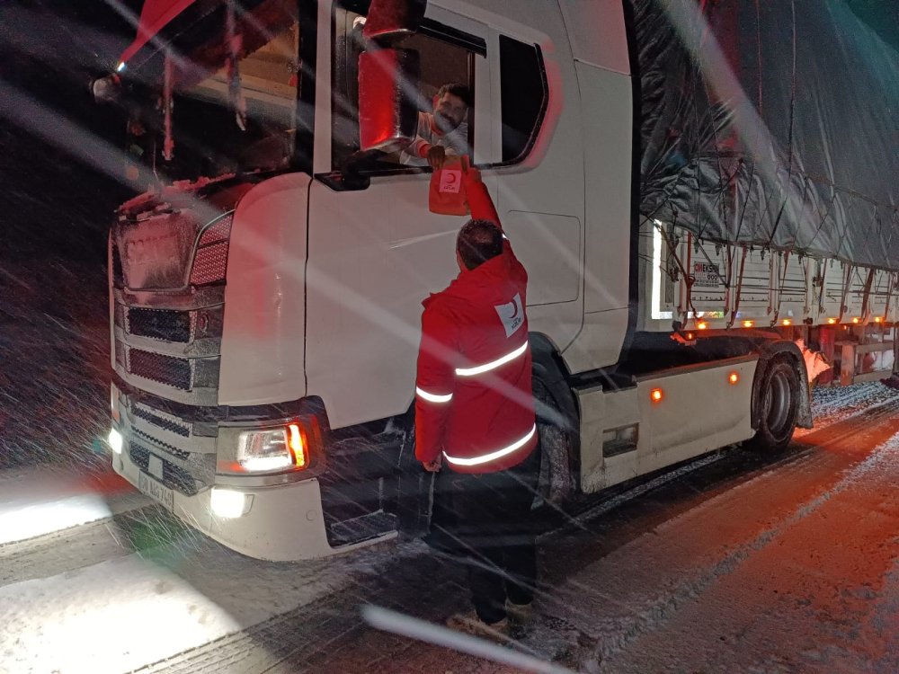 Kızılay, karda yollarda kalanlara yardım elini uzattı