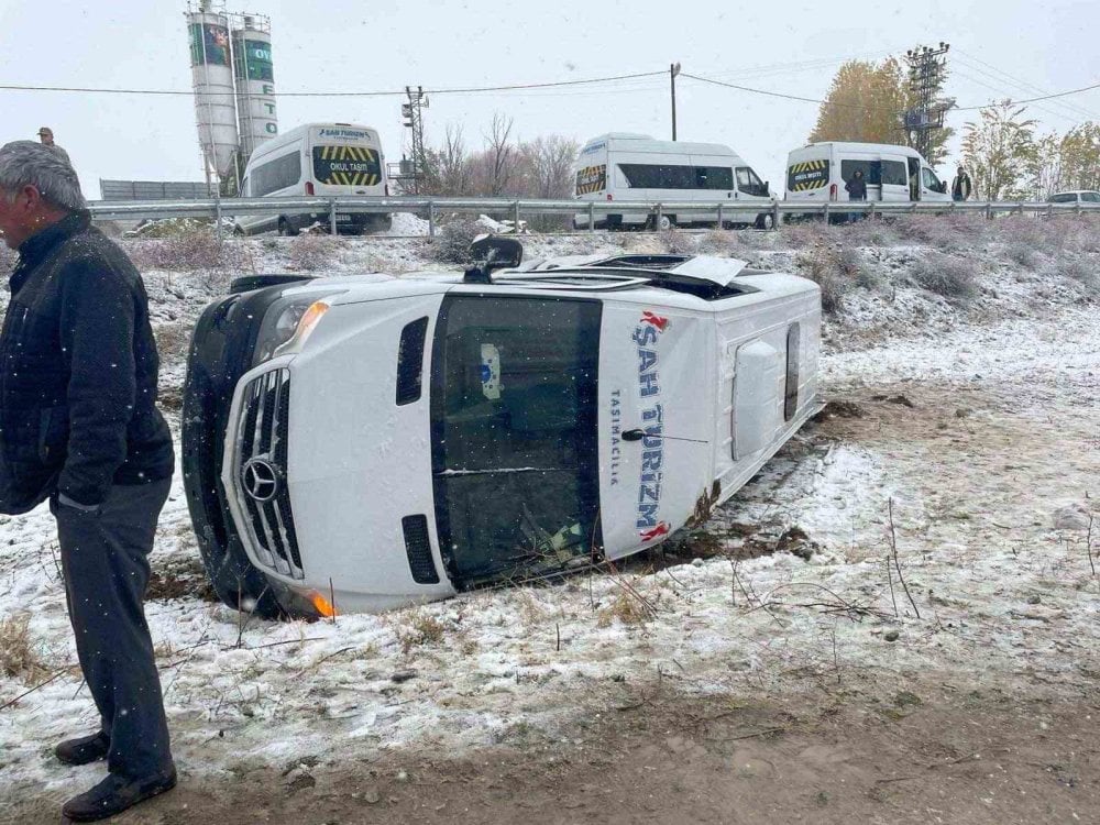 Muş’ta öğretmenleri taşıyan servis minibüsü devrildi: Sürücü ve 15 öğretmen yaralı