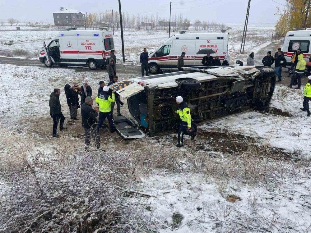 Muş’ta öğretmenleri taşıyan servis minibüsü devrildi: Sürücü ve 15 öğretmen yaralı