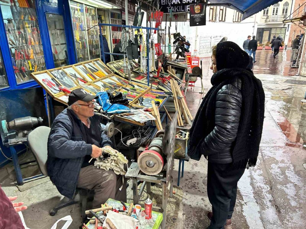 Şemsiyeler fırtınaya dayanamadı tamircilerde yoğunluk arttı