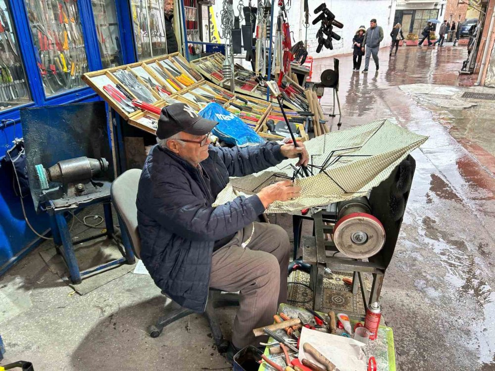 Şemsiyeler fırtınaya dayanamadı tamircilerde yoğunluk arttı