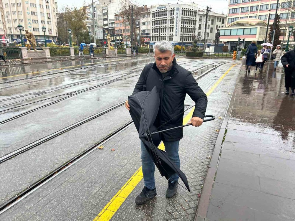 Şemsiyeler fırtınaya dayanamadı tamircilerde yoğunluk arttı