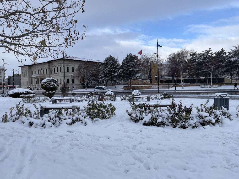 Sivas'ta kar yağışı hayatı felç etti! 906 yerleşim yeri ulaşıma kapandı