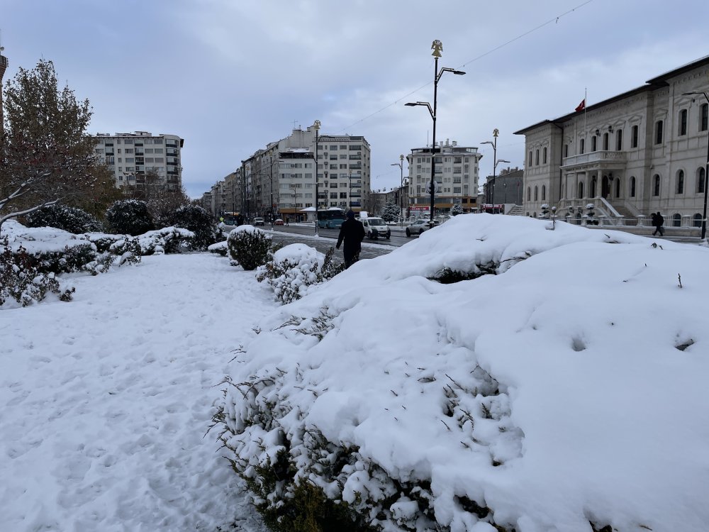 Sivas'ta kar yağışı hayatı felç etti! 906 yerleşim yeri ulaşıma kapandı